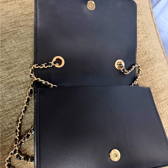 Tory Burch Black Quilted Shoulder Bag with Gold Accents - Picture 4 of 9